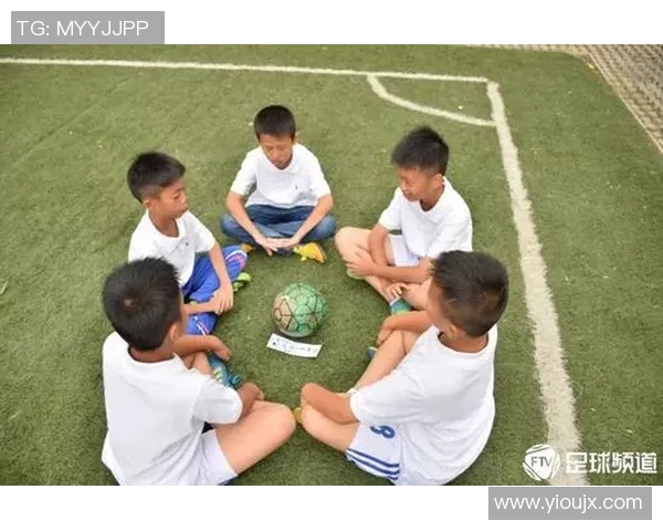 足球明星现场脱鞋赠予小孩温暖瞬间感动全场观众