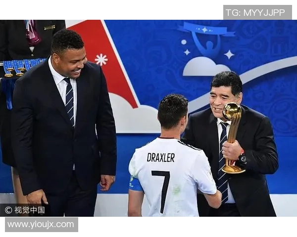 足球场上的璀璨星光十位传奇球星同框合影展现足球魅力与友谊