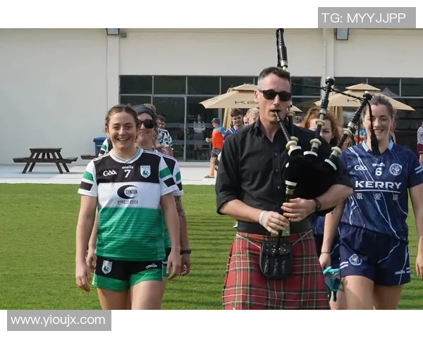 足球明星倾情演绎西班牙歌曲展现激情与魅力的音乐盛宴