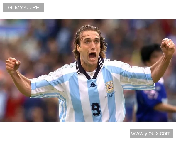 足球明星的运动生涯与成就全景解析及其对足球发展的影响 足球明星的运动生涯与成就全景解析及其对足球发展的影响